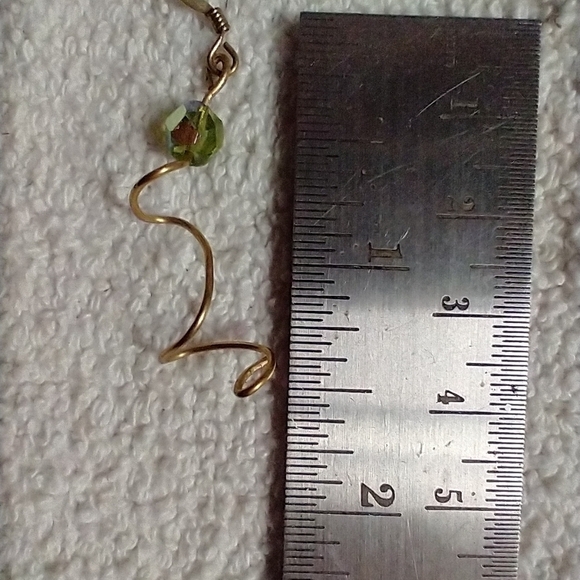 Goldtone spiral green beaded wire earrings - Picture 2 of 2